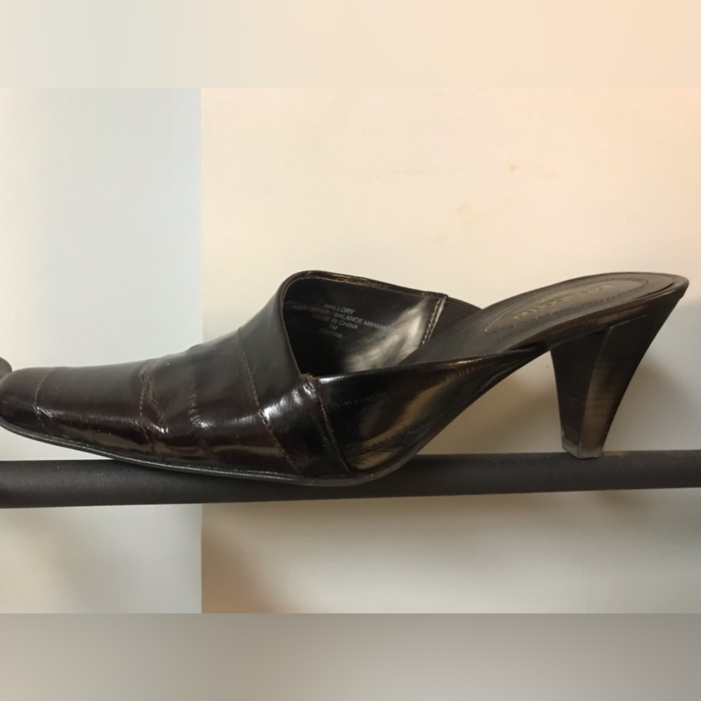 Liz Claiborne Flex patent leather closed toe sandals Size 7 US